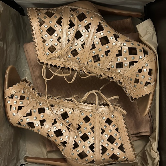 Alaia nude leather heels with studs - Picture 2 of 6